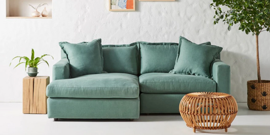 Sofá esquinero Enrique en color celeste verdoso con cojines estructurados y respaldo cómodo; oferta CyberMonday con descuentos y cuotas sin interés por tiempo limitado.

