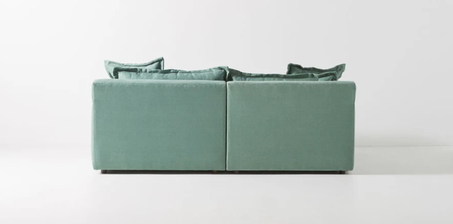 Sofá esquinero Enrique en color celeste verdoso con cojines estructurados y respaldo cómodo; oferta CyberMonday con descuentos y cuotas sin interés por tiempo limitado.

