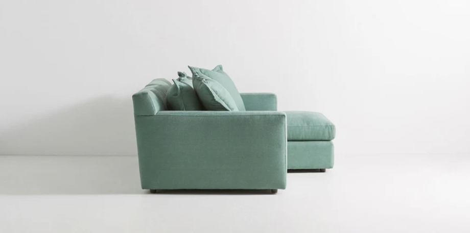 Sofá esquinero Enrique en color celeste verdoso con cojines estructurados y respaldo cómodo; oferta CyberMonday con descuentos y cuotas sin interés por tiempo limitado.

