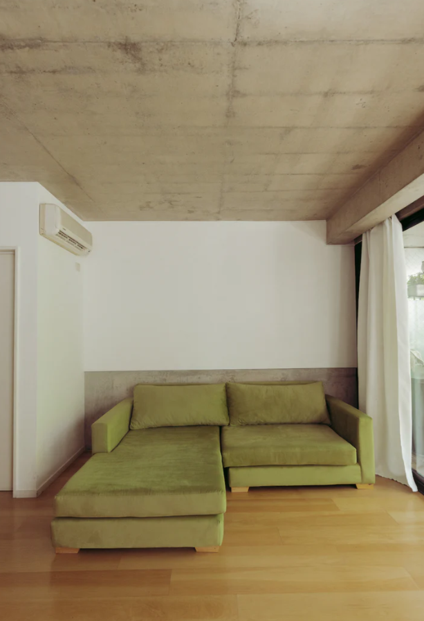 Sofá esquinero Richard en color verde oliva con base de madera baja y asientos espaciosos, ideal para decoración moderna; CyberMonday con descuentos y cuotas sin interés.