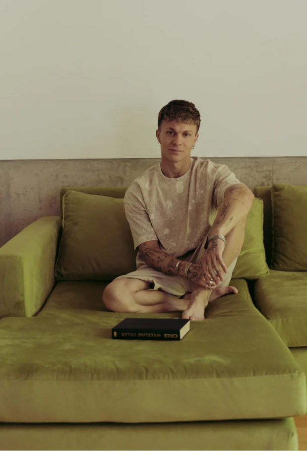 Sofá esquinero Richard en color verde oliva con base de madera baja y asientos espaciosos, ideal para decoración moderna; CyberMonday con descuentos y cuotas sin interés.