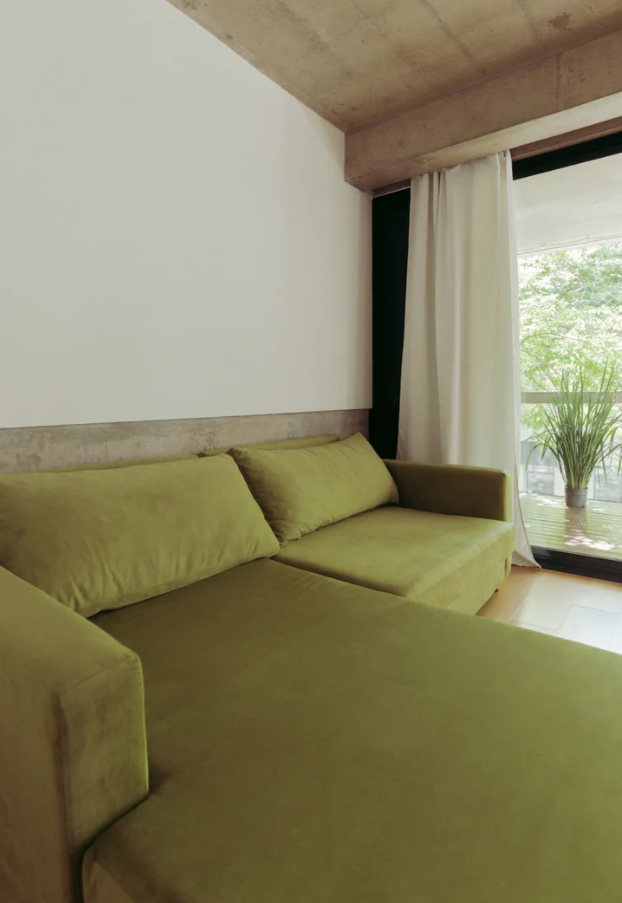 Sofá esquinero Richard en color verde oliva con base de madera baja y asientos espaciosos, ideal para decoración moderna; CyberMonday con descuentos y cuotas sin interés.