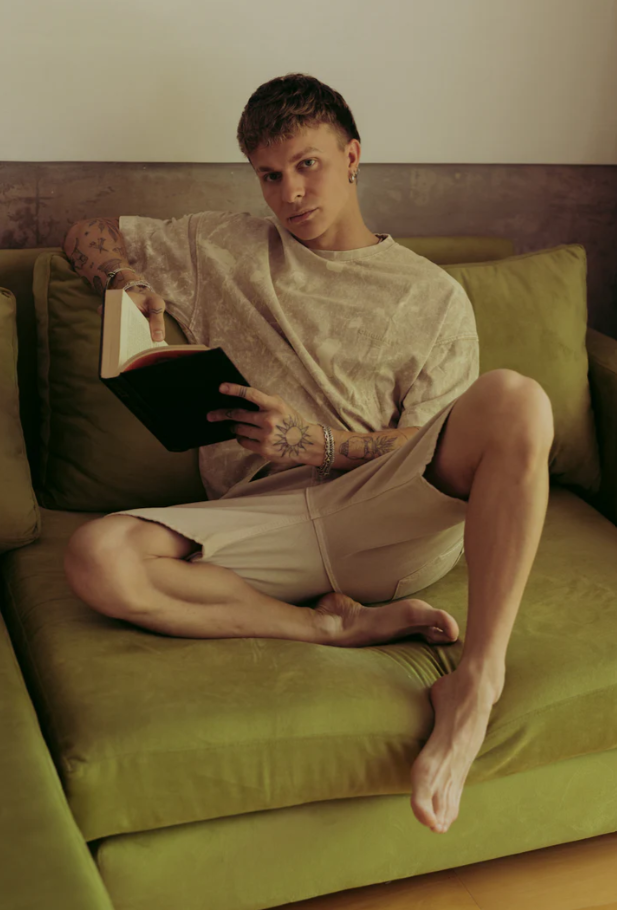 Sofá esquinero Richard en color verde oliva con base de madera baja y asientos espaciosos, ideal para decoración moderna; CyberMonday con descuentos y cuotas sin interés.