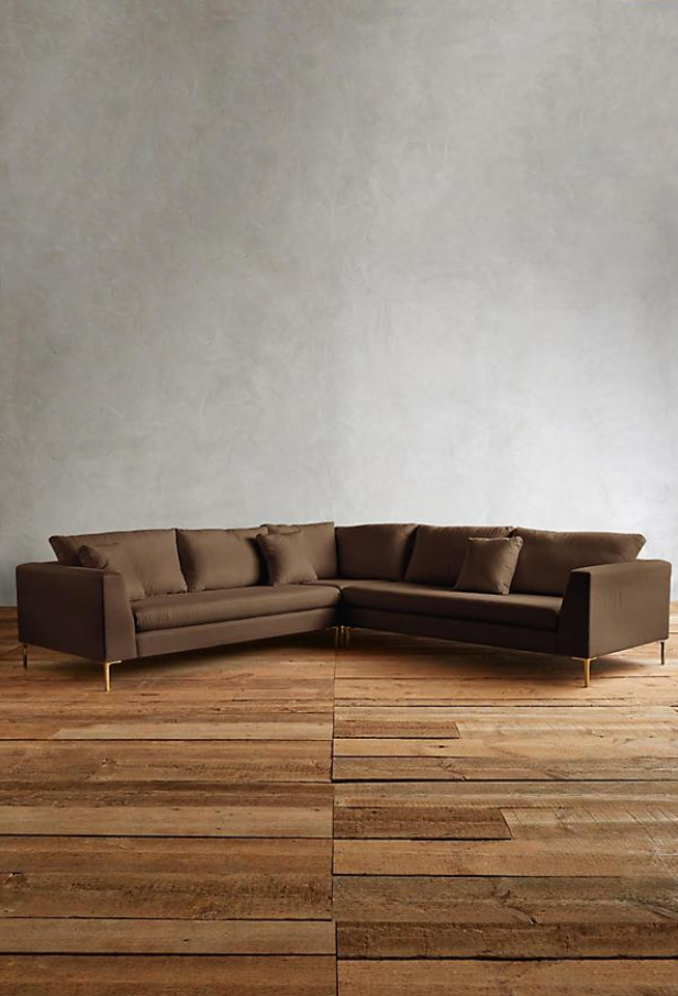 Sofá esquinero Rosaura con patas metálicas finas, diseño contemporáneo y cómodo; especial CyberMonday con descuentos y cuotas sin interés.