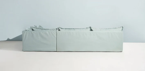 Sofá esquinero modelo Tassa en color celeste claro con faldón, diseño elegante y amplio, ideal para living moderno; disponible con descuentos CyberMonday, cuotas sin interés y stock limitado.