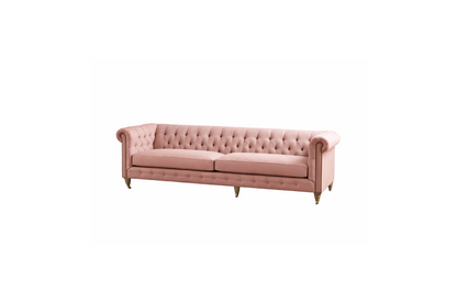 Sofá clásico Chesterfield, tapizado en pana, con respaldo y apoyabrazos capitoné, líneas elegantes y sofisticadas, patas de madera oscura tallada, sobre fondo blanco, ideal para decorar livings, oficinas o salas de estilo tradicional con un toque de lujo.