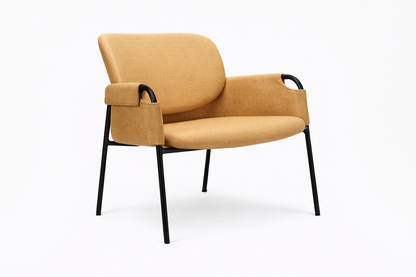 Soft Seating Clo tapizado con estructura metálica negra y apoyabrazos integrados, ideal para recepciones y espacios modernos.