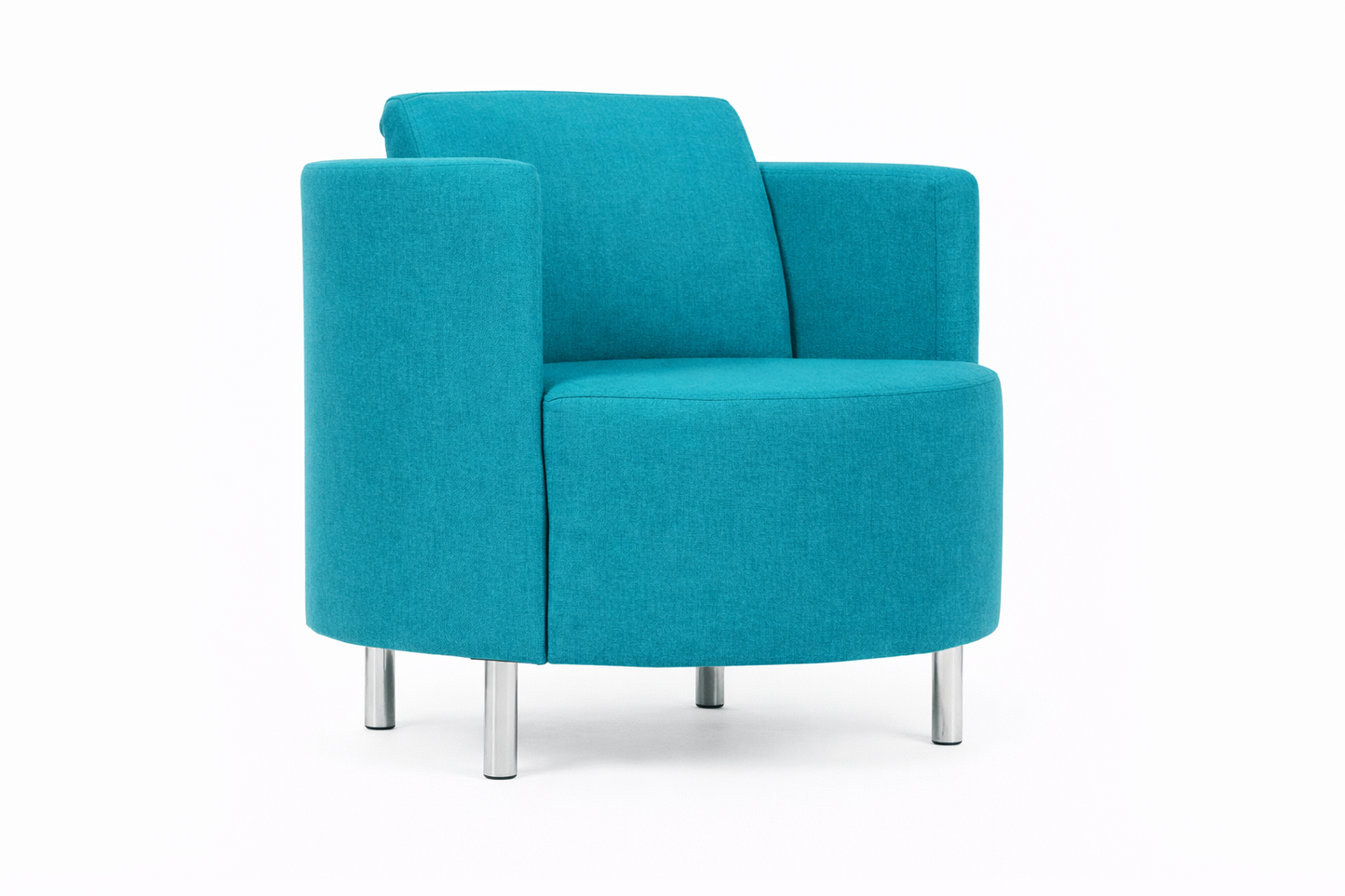 Soft Seating Dominó tapizado con apoyabrazos envolventes y patas metálicas, ideal para recepciones y espacios de espera.