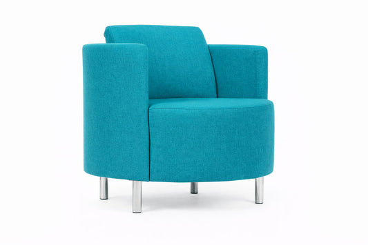Soft Seating Dominó tapizado con apoyabrazos envolventes y patas metálicas, ideal para recepciones y espacios de espera