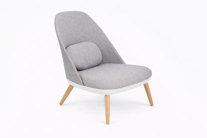 Soft Seating Nest Lounge de diseño envolvente con respaldo alto y patas de madera. Ideal para recepciones, hoteles y espacios modernos
