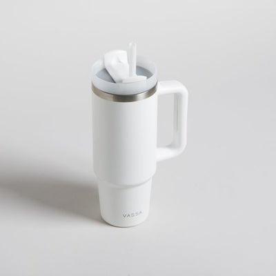 Vaso quencher térmico color blanco de acero inoxidable con tapa y bombilla con descuento durante el hotsale 2025