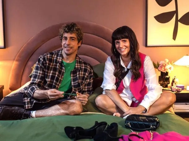 Netflix Envidiosa – escena con muebles diseñados por Tienda de Banquitos