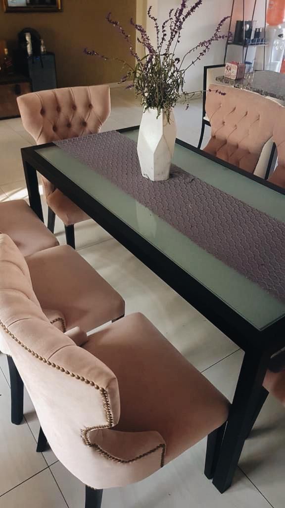 Sillón esquinero Chesterfield y sillas Menphis | Living elegante | Tienda de Banquitos