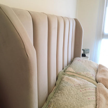 Respaldo Alpes Beige en dormitorio de Diseño | Tienda de Banquitos