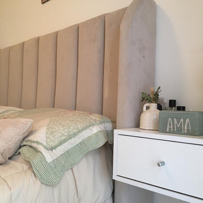 Respaldo Alpes Beige en dormitorio de Diseño | Tienda de Banquitos
