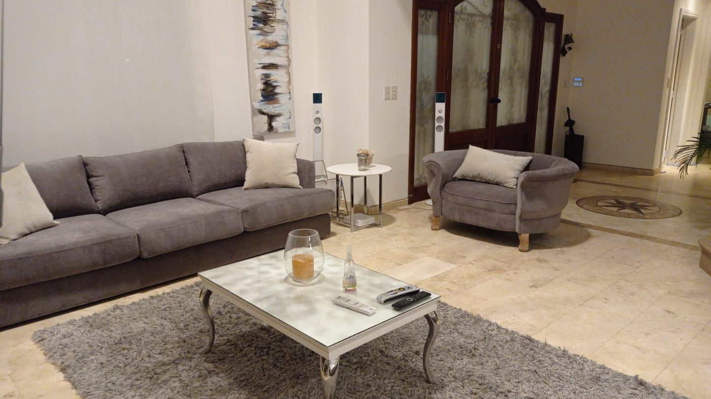 Sofá Brigitte y Elton en Living Clásico con Chimenea | Tienda de Banquitos