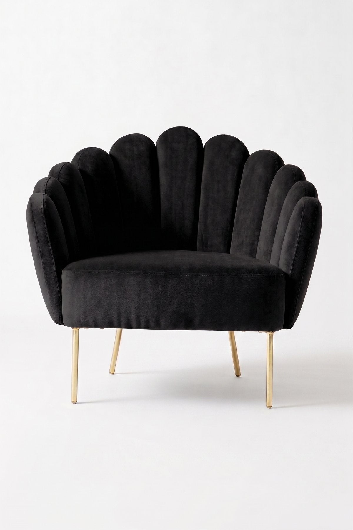 Sillón de un cuerpo Angie color Black en pana antimanchas importada, con respaldo de líneas curvas tipo abanico y patas de metal doradas — el sillón individual ideal para destacar con sus patas doradas. Hecho a medida por Tienda de Banquitos.