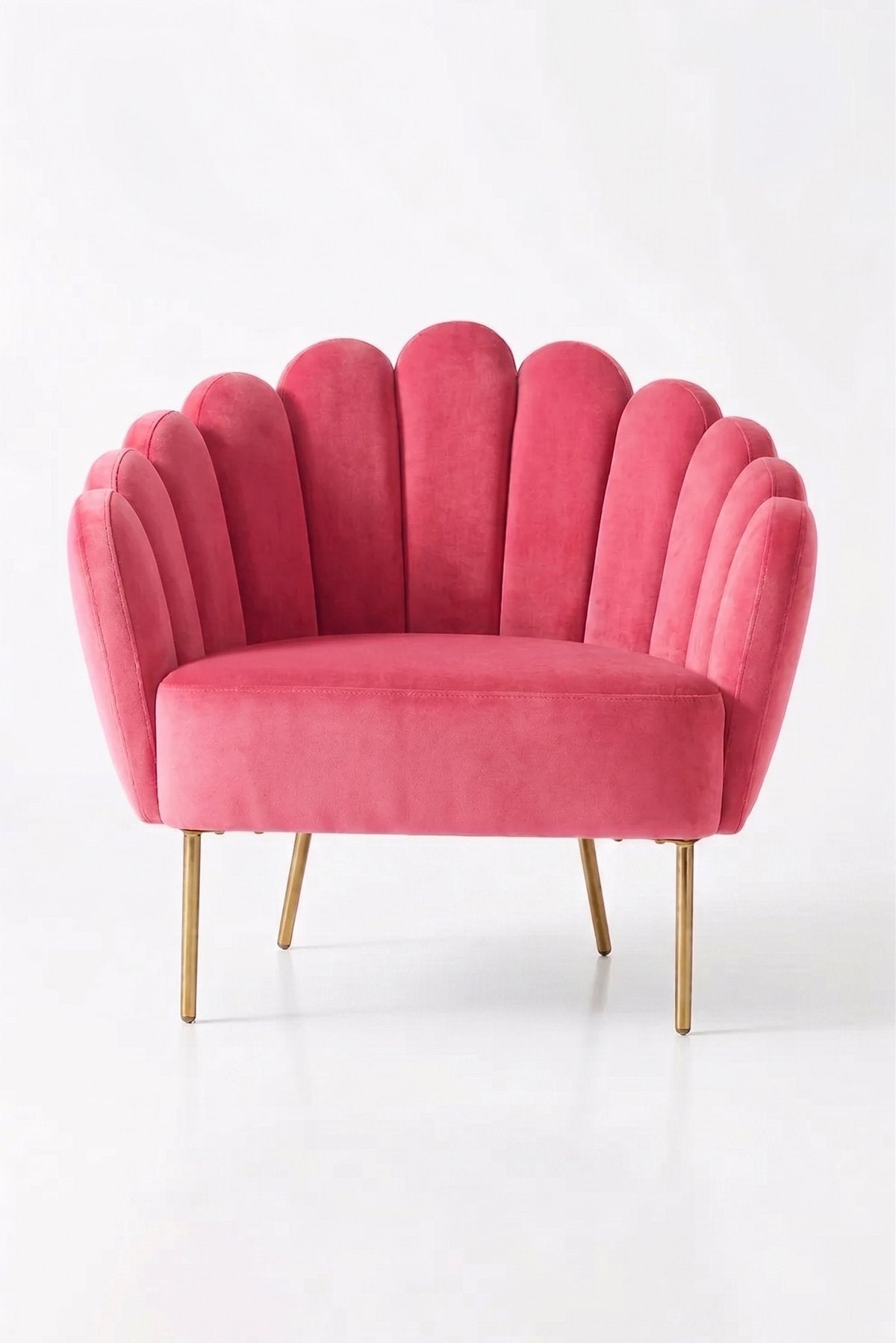 Sillón de un cuerpo Angie color Chicle en pana antimanchas importada, con respaldo de líneas curvas tipo abanico y patas de metal doradas — un toque de lujo para cualquier living. Hecho a medida por Tienda de Banquitos.