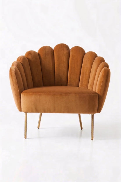 Sillón de un cuerpo Angie color Gamuza en pana antimanchas importada, con respaldo de líneas curvas tipo abanico y patas de metal doradas — un toque de lujo para cualquier living. Hecho a medida por Tienda de Banquitos.