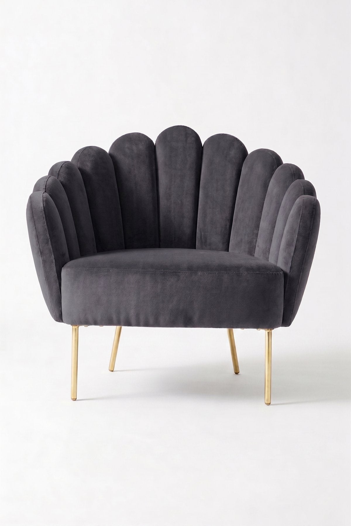 Sillón de un cuerpo Angie color Grafito en pana antimanchas importada, con respaldo de líneas curvas tipo abanico y patas de metal doradas — para un living con onda glamorosa y mucha personalidad. Hecho a medida por Tienda de Banquitos.