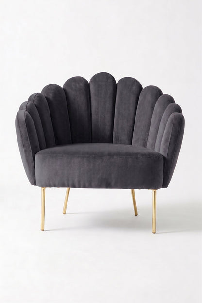 Sillón de un cuerpo Angie color Grafito en pana antimanchas importada, con respaldo de líneas curvas tipo abanico y patas de metal doradas — para un living con onda glamorosa y mucha personalidad. Hecho a medida por Tienda de Banquitos.