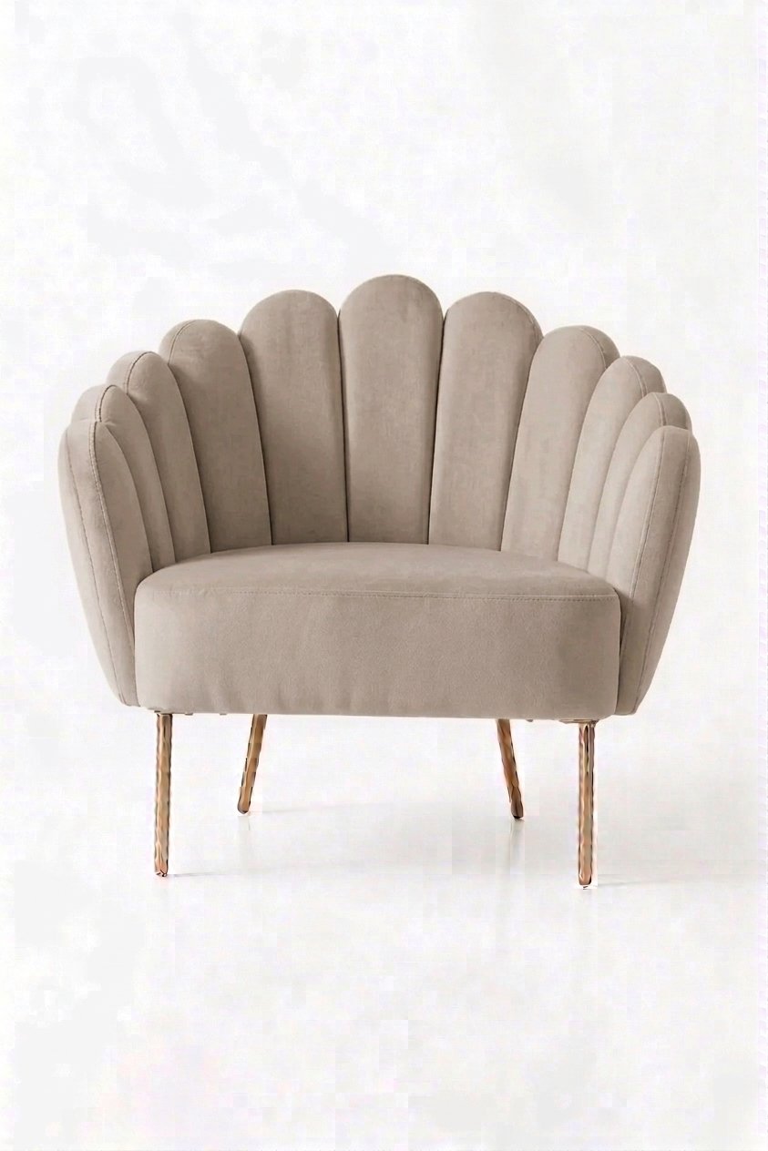 Sillón de un cuerpo Angie color Latte en pana antimanchas importada, con respaldo de líneas curvas tipo abanico y patas de metal doradas — para un living con onda glamorosa y mucha personalidad. Hecho a medida por Tienda de Banquitos.
