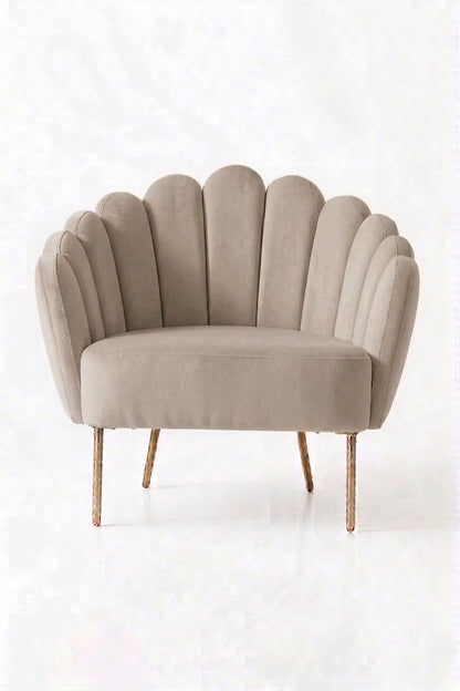 Sillón de un cuerpo Angie color Latte en pana antimanchas importada, con respaldo de líneas curvas tipo abanico y patas de metal doradas — para un living con onda glamorosa y mucha personalidad. Hecho a medida por Tienda de Banquitos.