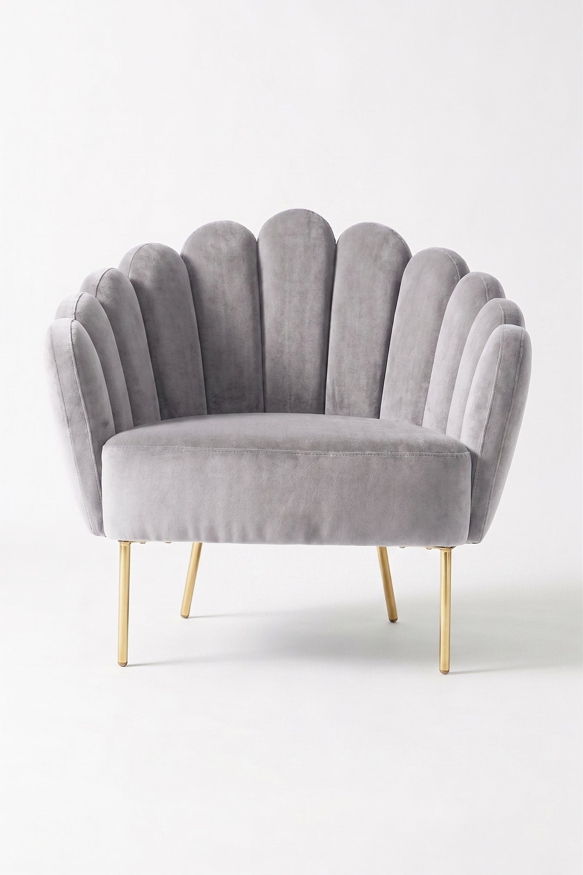 Sillón de un cuerpo Angie color Plata en pana antimanchas importada, con respaldo de líneas curvas tipo abanico y patas de metal doradas — un toque de lujo para cualquier living. Hecho a medida por Tienda de Banquitos.