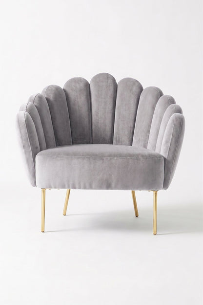 Sillón de un cuerpo Angie color Plata en pana antimanchas importada, con respaldo de líneas curvas tipo abanico y patas de metal doradas — un toque de lujo para cualquier living. Hecho a medida por Tienda de Banquitos.