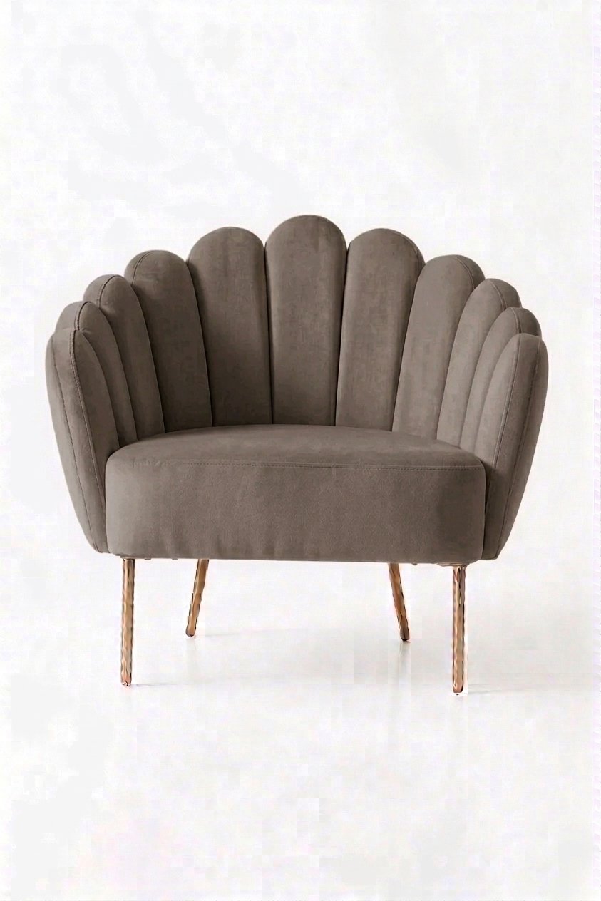 Sillón de un cuerpo Angie color Stone en pana antimanchas importada, con respaldo de líneas curvas tipo abanico y patas de metal doradas — el sillón individual ideal para destacar con sus patas doradas. Hecho a medida por Tienda de Banquitos.