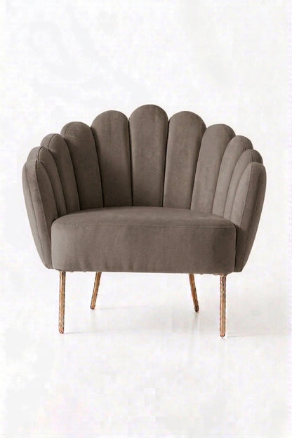 Sillón de un cuerpo Angie color Stone en pana antimanchas importada, con respaldo de líneas curvas tipo abanico y patas de metal doradas — el sillón individual ideal para destacar con sus patas doradas. Hecho a medida por Tienda de Banquitos.