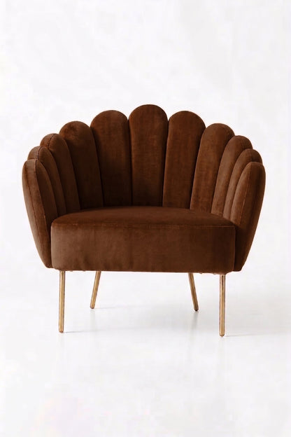 Sillón de un cuerpo Angie color Suela en pana antimanchas importada, con respaldo de líneas curvas tipo abanico y patas de metal doradas — para un living con onda glamorosa y mucha personalidad. Hecho a medida por Tienda de Banquitos.