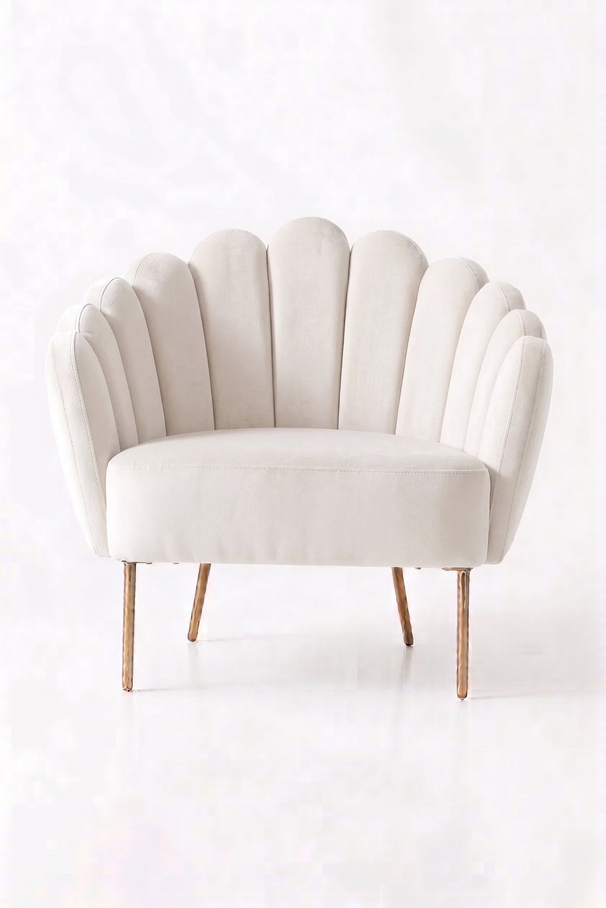 Sillón de un cuerpo Angie color Tiza en pana antimanchas importada, con respaldo de líneas curvas tipo abanico y patas de metal doradas — un toque de lujo para cualquier living. Hecho a medida por Tienda de Banquitos.