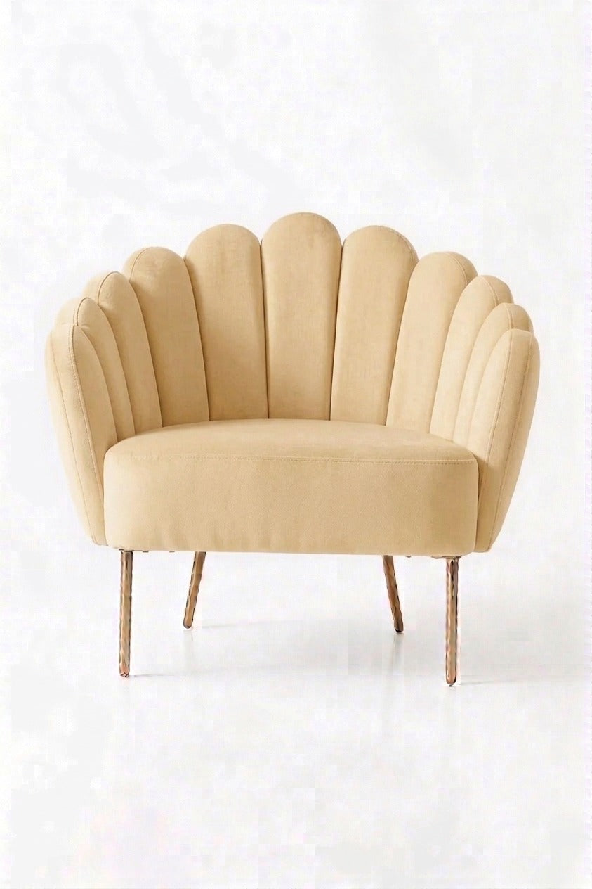 Sillón de un cuerpo Angie color Vainilla en pana antimanchas importada, con respaldo de líneas curvas tipo abanico y patas de metal doradas — para un living con onda glamorosa y mucha personalidad. Hecho a medida por Tienda de Banquitos.