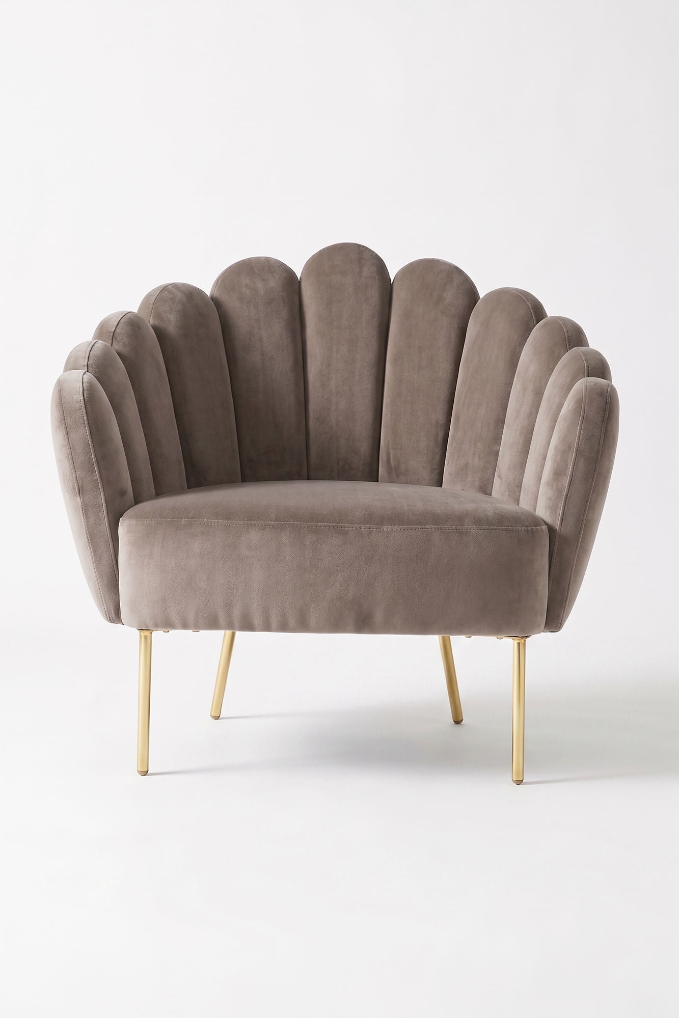 Sillón de un cuerpo Angie color Visón en pana antimanchas importada, con respaldo de líneas curvas tipo abanico y patas de metal doradas — el sillón individual ideal para destacar con sus patas doradas. Hecho a medida por Tienda de Banquitos.