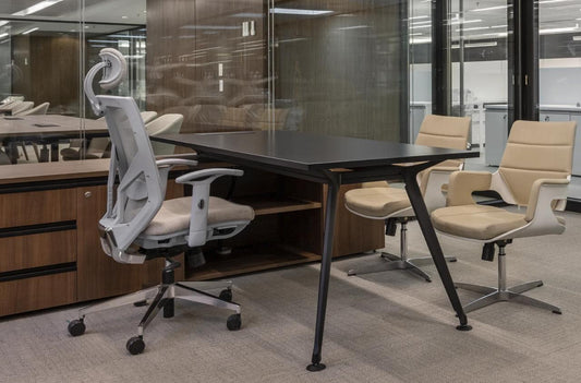 Mesa de oficina línea Avant en sala de reuniones, con diseño moderno y estructura elegante, ideal para uso gerencial, operativo o reuniones laborales.