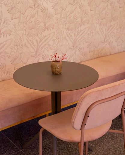 Banco corrido rosa empolvado a medida con mesa redonda en Paraíso Deli