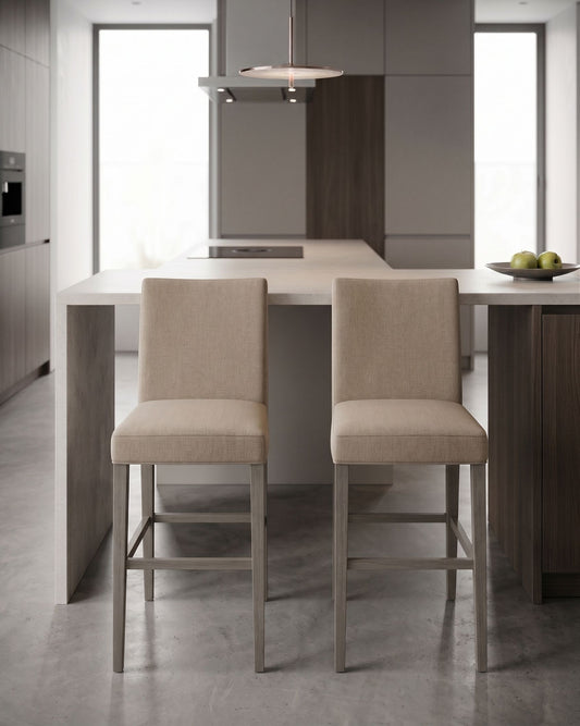 Dos Banquetas Altas Amapola beige frente a una isla de cocina gris