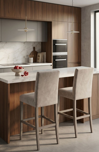 Dos Banquetas Altas Amapola beige junto a una isla de madera con mesada blanca