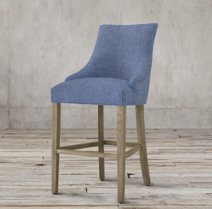 Banqueta Alta Karenina en azul con respaldo curvo y patas de madera