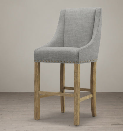 Banqueta Alta Litio en gris perla con patas de madera natural