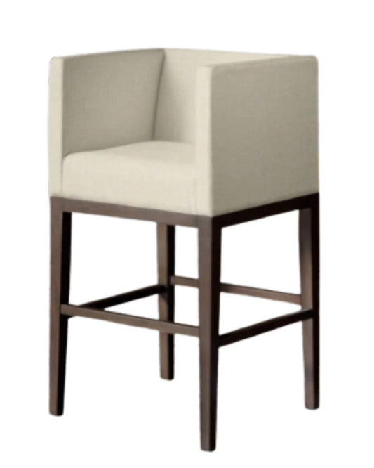 Banqueta Alta Pitanga cúbica con tapizado claro y patas de madera oscura, sobre fondo blanco