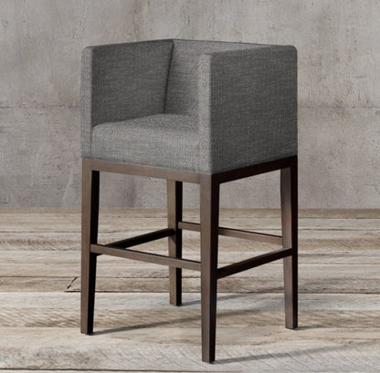 Banqueta Alta Pitanga en gris con patas de madera oscura