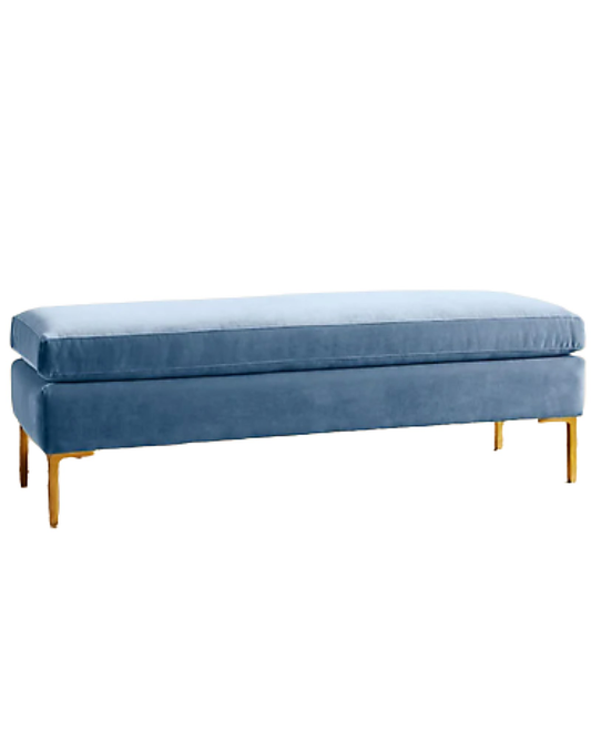 Banqueta Pie de Cama Unique celeste con base y asiento tapizados y patas metálicas doradas, sobre fondo blanco