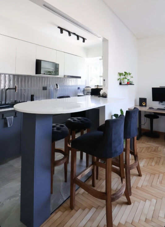 Barra de cocina con 2 banquetas Simón con respaldo y 2 banquetas Barista con asiento capitoné, tapizadas en terciopelo azul oscuro con patas de madera