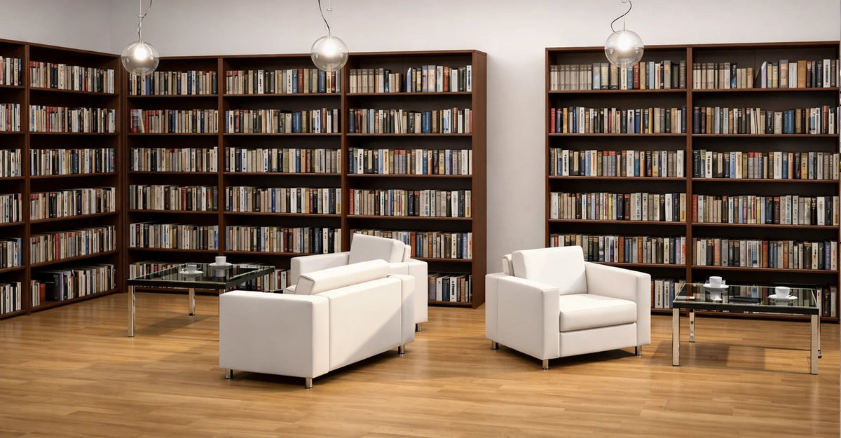 Bibliotecas abiertas de Archivos Activos llenas de libros en una oficina con sillones blancos