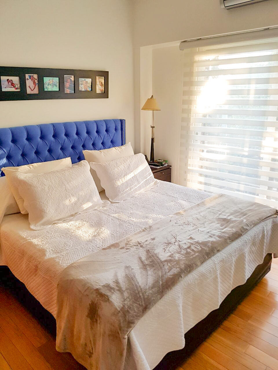 Cabecera azul royal tufted con nailhead dorado - dormitorio premium Argentina