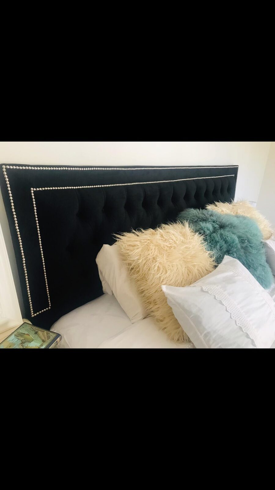 Cabecera negra capitoné con nailhead plateado - dormitorio premium Argentina