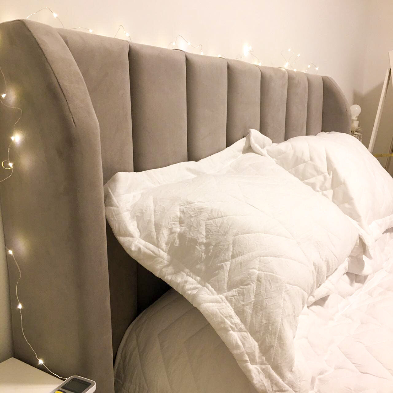 Cabecera wingback gris con canales en velvet para dormitorio - diseño premium Argentina