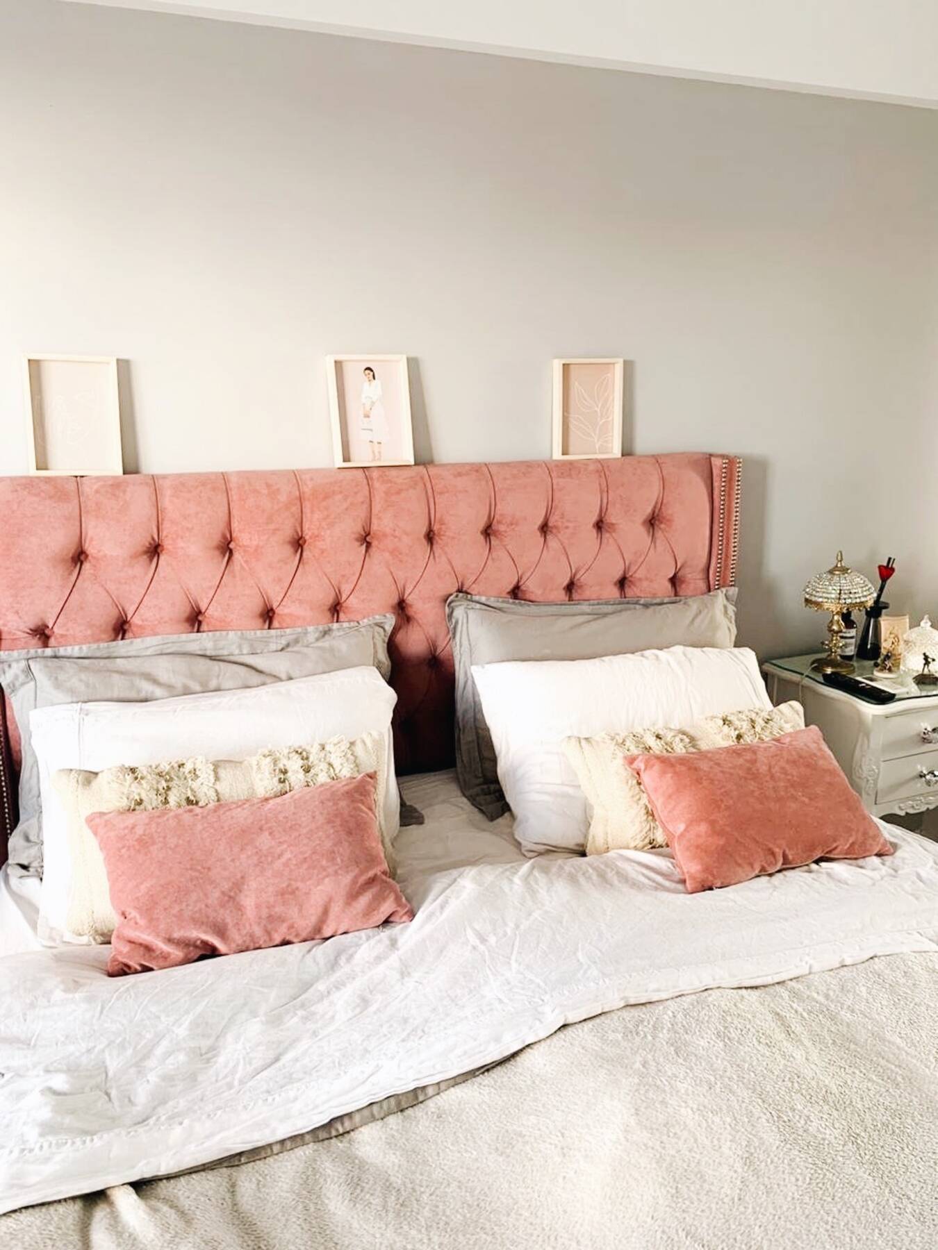 Cabecera wingback rosa tufted nailhead almohadones dormitorio Argentina - Tienda de Banquitos